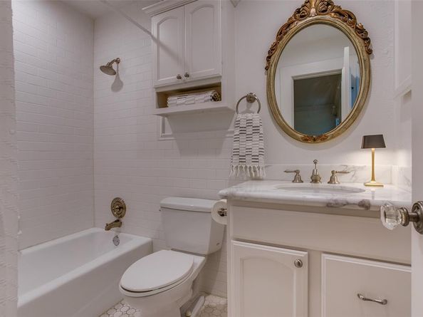 1033  Cedar Hill Avenue , Dallas Texas 75208