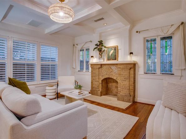 1033  Cedar Hill Avenue , Dallas Texas 75208