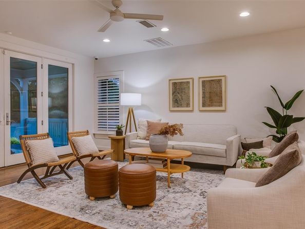 1033  Cedar Hill Avenue , Dallas Texas 75208