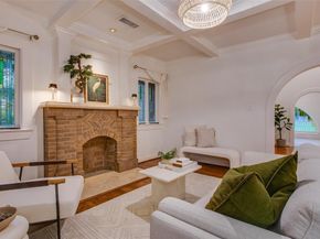 1033  Cedar Hill Avenue , Dallas Texas 75208