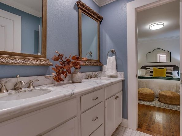 1033  Cedar Hill Avenue , Dallas Texas 75208