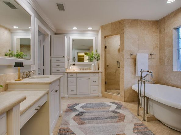 1033  Cedar Hill Avenue , Dallas Texas 75208