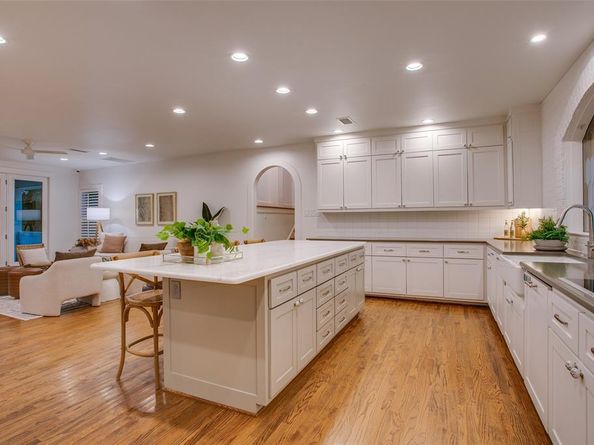 1033  Cedar Hill Avenue , Dallas Texas 75208