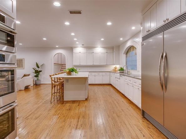 1033  Cedar Hill Avenue , Dallas Texas 75208