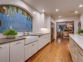 1033  Cedar Hill Avenue , Dallas Texas 75208