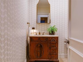 1033  Cedar Hill Avenue , Dallas Texas 75208