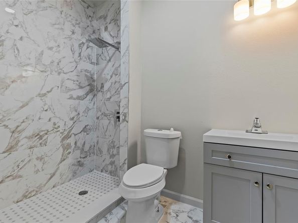 1207 E Russell Avenue , Carrollton Texas 75006
