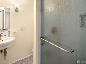 6652 Parkpoint Way NE D311, Seattle WA 98115