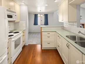 6652 Parkpoint Way NE D311, Seattle WA 98115