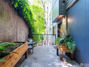 1028 Lakeview Boulevard E 8, Seattle WA 98102
