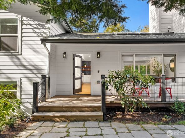 689 Pierce Court NW, Bainbridge Island WA 98110