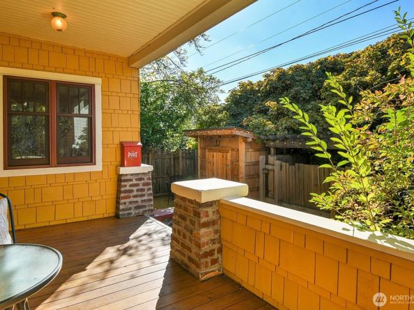 8024 16th Avenue NE, Seattle WA 98115