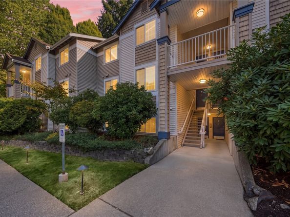 25235 SE Klahanie Boulevard Q 102, Sammamish WA 98029