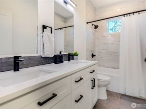 10618 E Riverside Dr, Bothell WA 98011