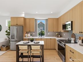 1972 25th Avenue E, Seattle WA 98112