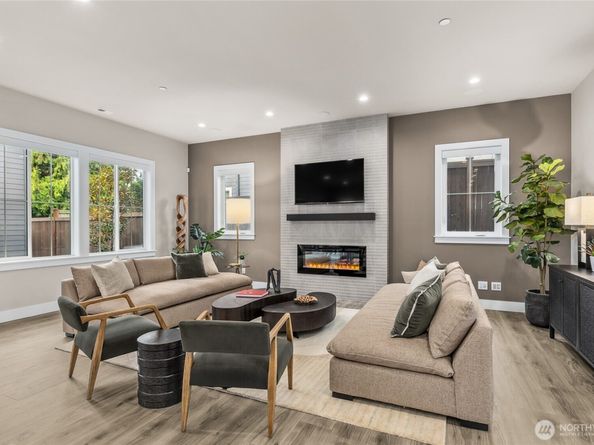 215 8th Avenue W, Kirkland WA 98033
