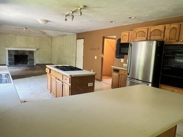 12 Walden Ct, Leominster MA 01453