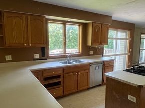 12 Walden Ct, Leominster MA 01453