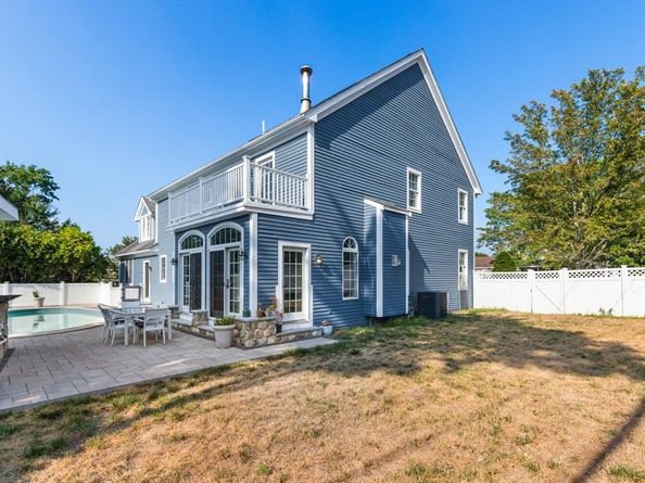 4 Mcdonald Farm Rd, Wakefield MA 01880