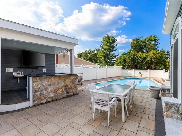 4 Mcdonald Farm Rd, Wakefield MA 01880