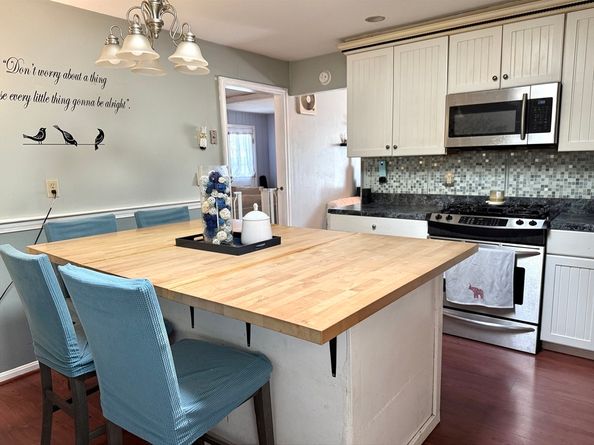 534 Hogg Memorial Dr, Whitman MA 02382