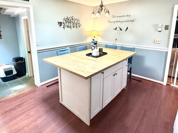 534 Hogg Memorial Dr, Whitman MA 02382