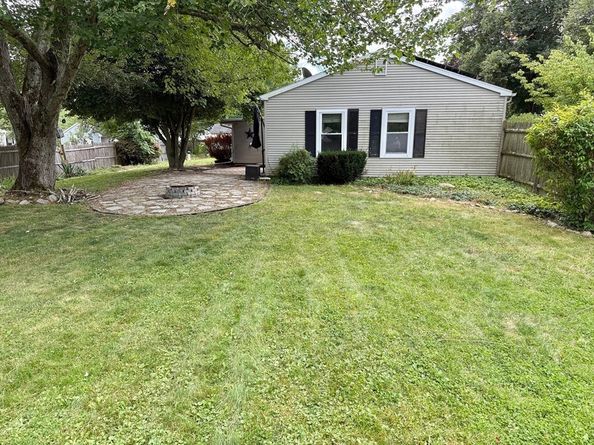534 Hogg Memorial Dr, Whitman MA 02382