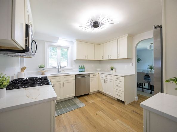 88 Fox Meadow Ln, Dedham MA 02026