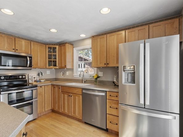 15 Dewey Ave, Wilmington MA 01887