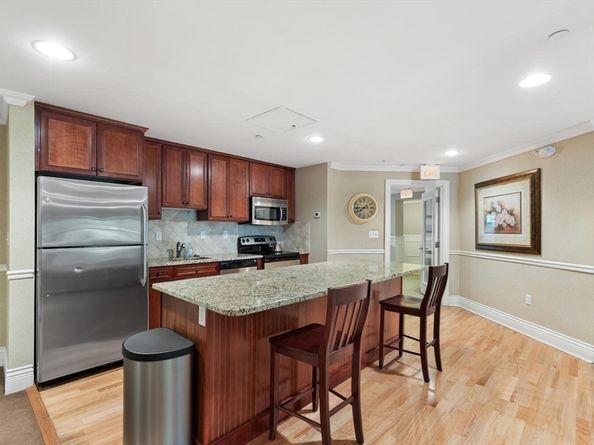 12 Russell Rd 303, Wellesley MA 02482