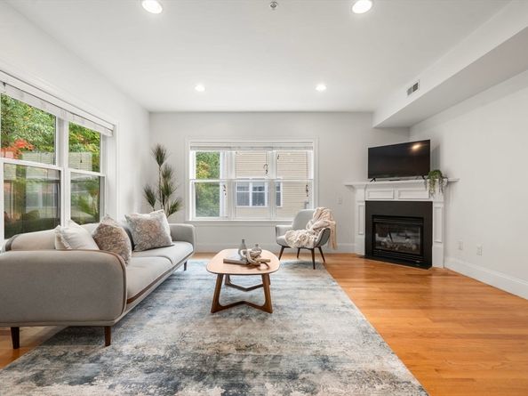865 Lagrange St 5, Boston MA 02132