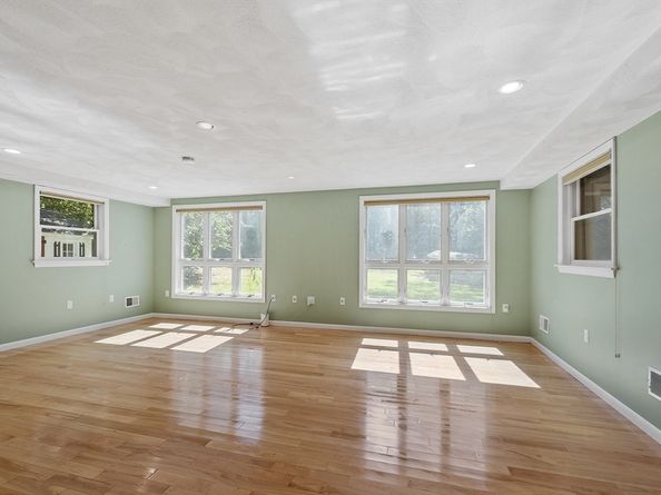 10 Brook St, Chelmsford MA 01824
