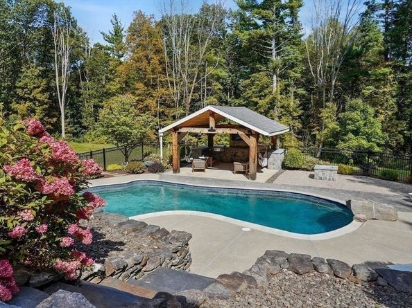 31 Douglas Road, Sutton MA 01590