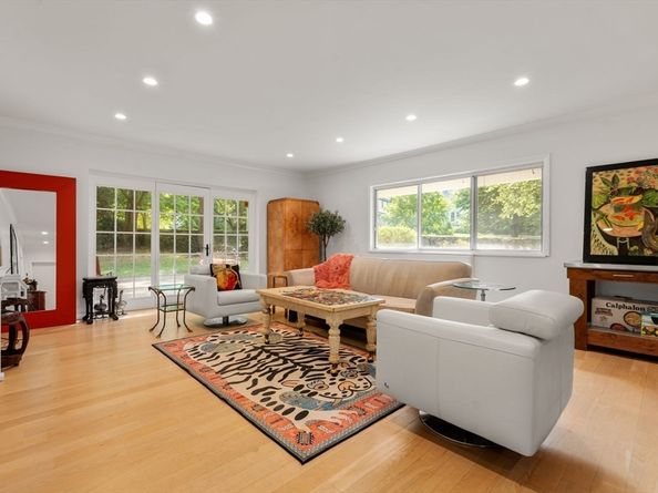 18 Chestnut Pl 18, Brookline MA 02445