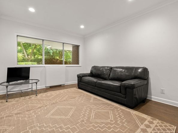 18 Chestnut Pl 18, Brookline MA 02445