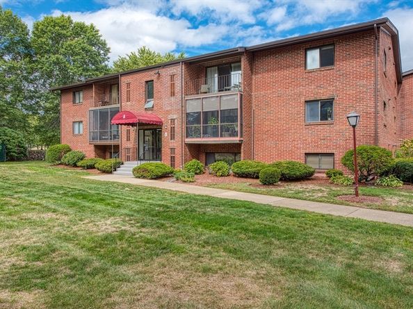 221 Oak St 812, Brockton MA 02301