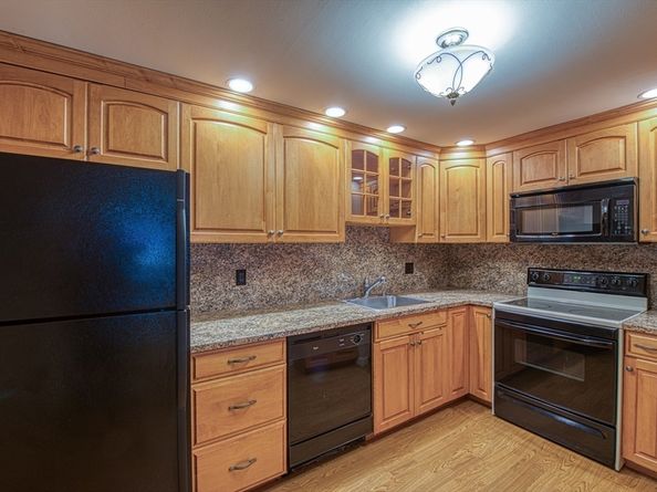 221 Oak St 812, Brockton MA 02301