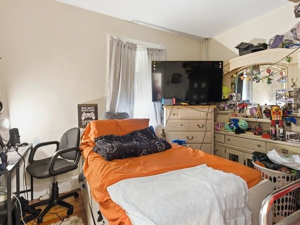 656-658 Metropolitan Ave, Boston MA 02136