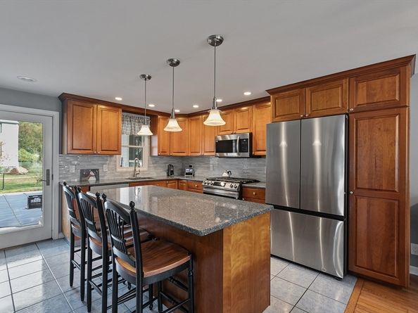 1 Violet Rd, Burlington MA 01803