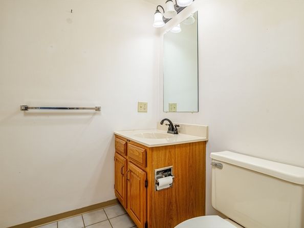 921 Ridgefield Cir C, Clinton MA 01510