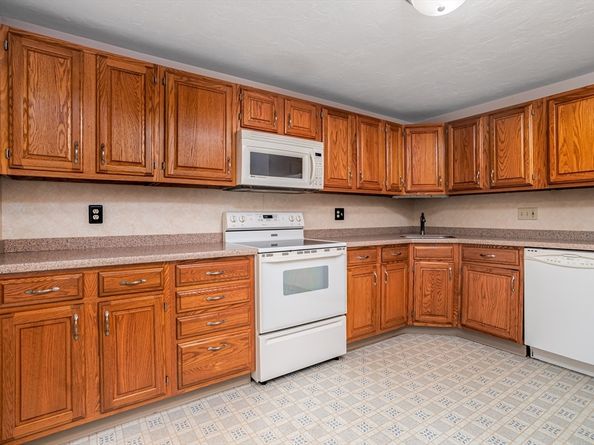 921 Ridgefield Cir C, Clinton MA 01510