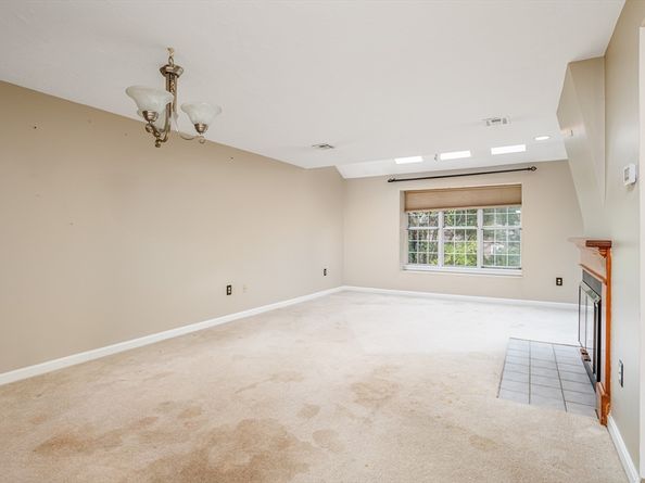921 Ridgefield Cir C, Clinton MA 01510