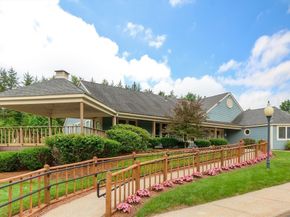 921 Ridgefield Cir C, Clinton MA 01510
