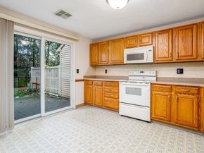 921 Ridgefield Cir C, Clinton MA 01510