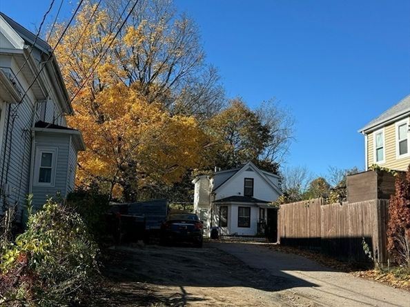 37 Hunt St, Brockton MA 02302