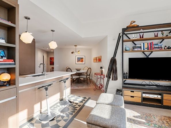 100 Lovejoy Wharf PH3C, Boston MA 02114