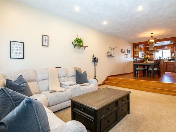 905 Sherwood Forest Ln. 905, Saugus MA 01906