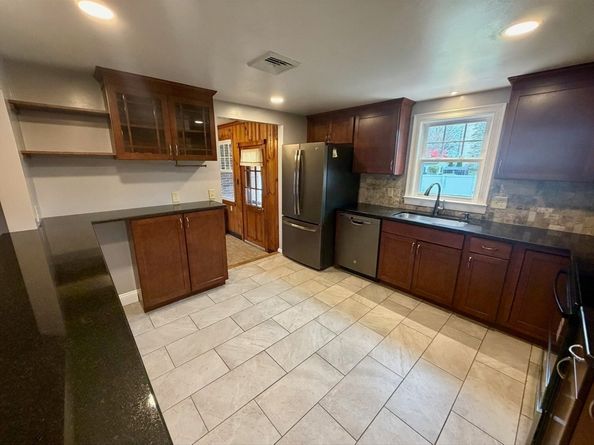 6 Vineyard Ave, Clinton MA 01510