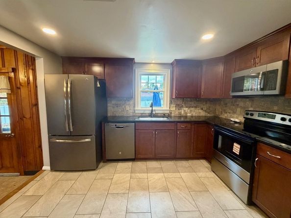 6 Vineyard Ave, Clinton MA 01510