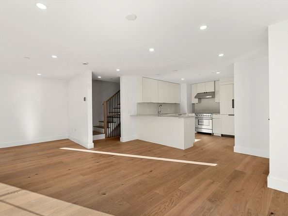 2-18 Elm Street 8, Newton MA 02465